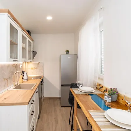 Anmarie With Free Parking *