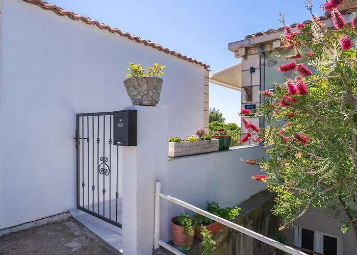 Anmarie With Free Parking Апартаменты *