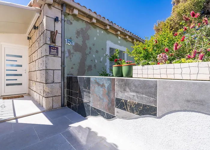 Anmarie With Free Parking Апартаменты *