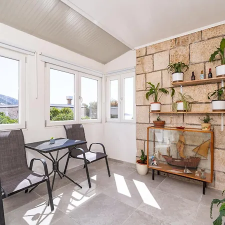 Anmarie With Free Parking 아파트 *