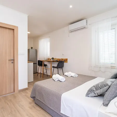 Anmarie With Free Parking *