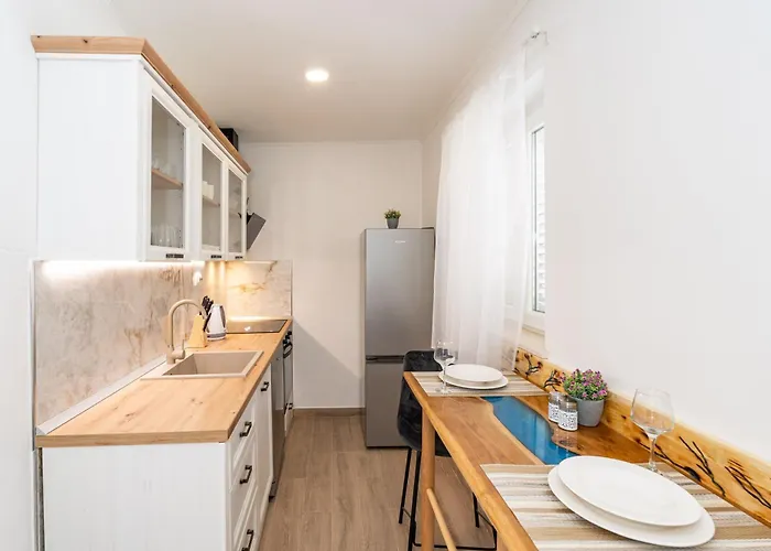 Anmarie With Free Parking *